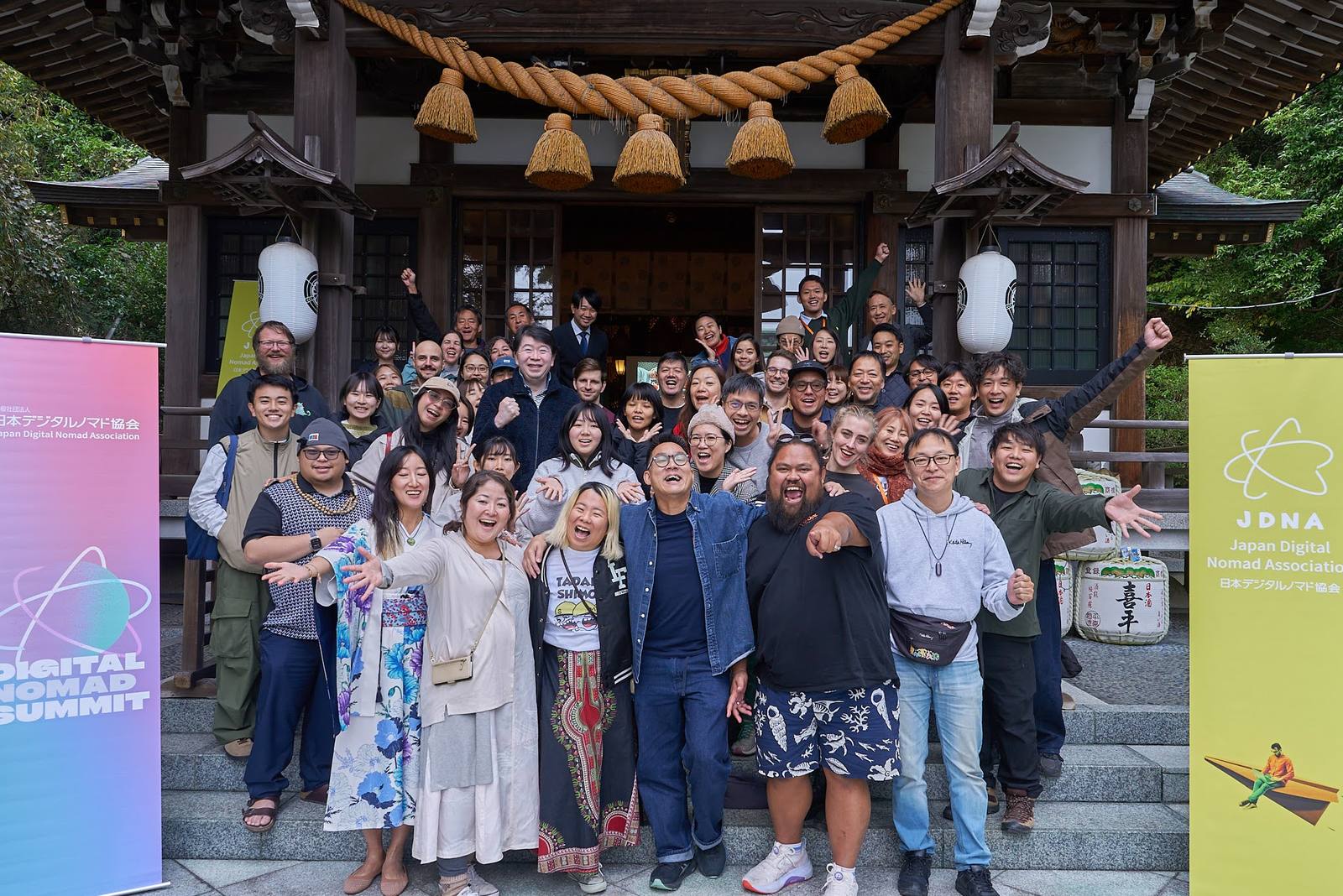 前回の閉会時の集合写真。国内外の参加者と行政関係者が並んでいる。