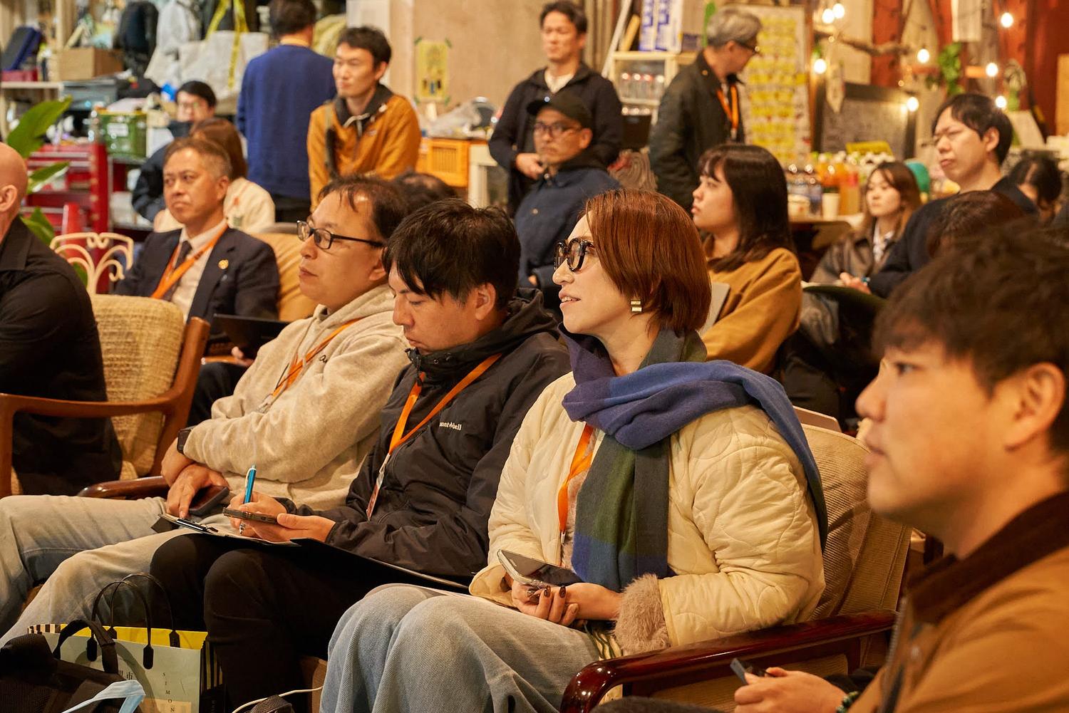 会場で登壇者の話を聞く参加者。